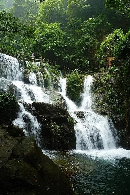 拍照发烧友,拍下最美山泉水